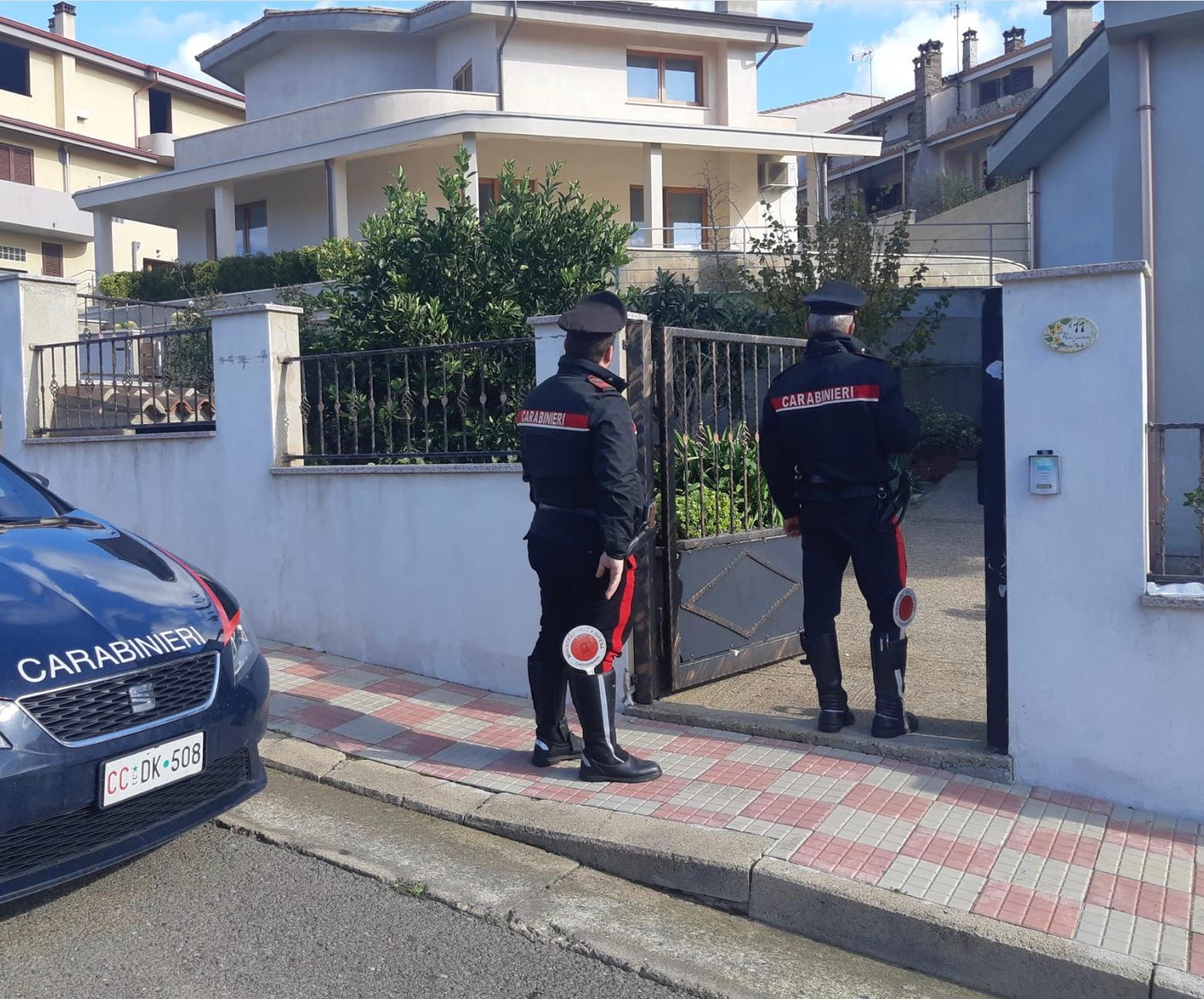 Guspini, torna dalla spesa e trova in casa due donne nomadi