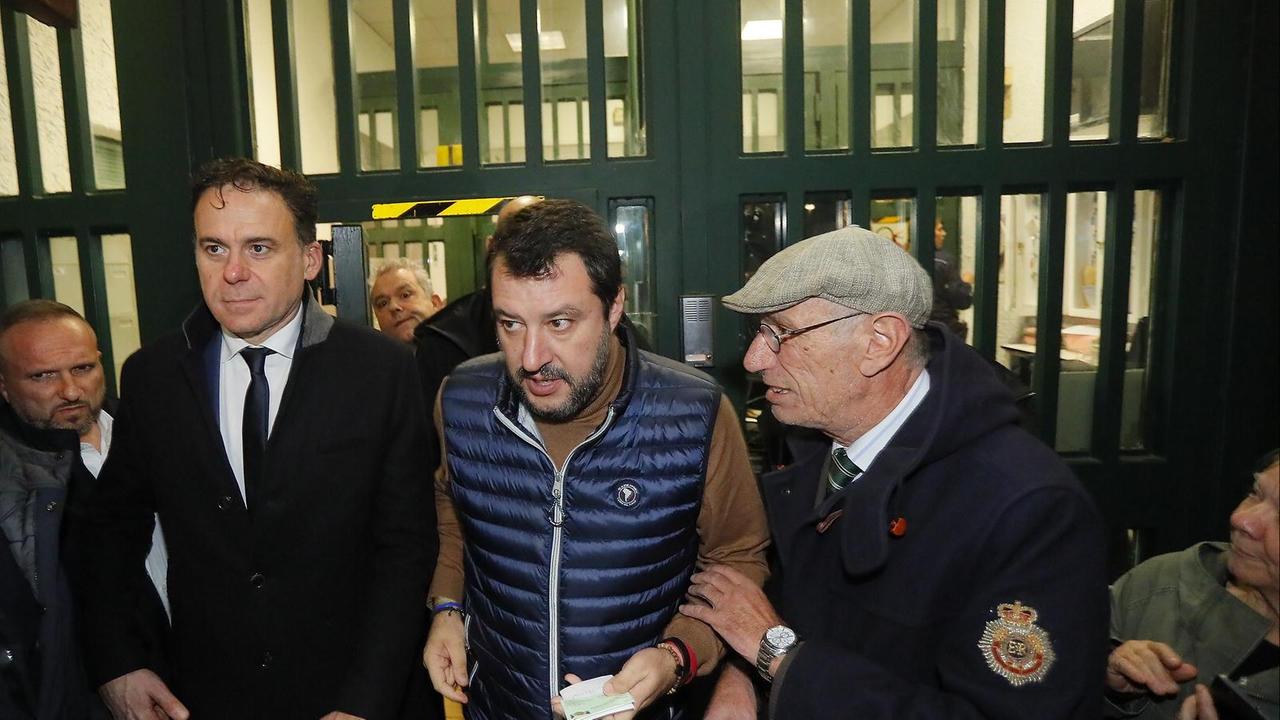 Matteo Salvini davanti all'ingresso del carcere di Pisa con, a sinistra, il sindaco Michele Conti (Foto Muzzi)