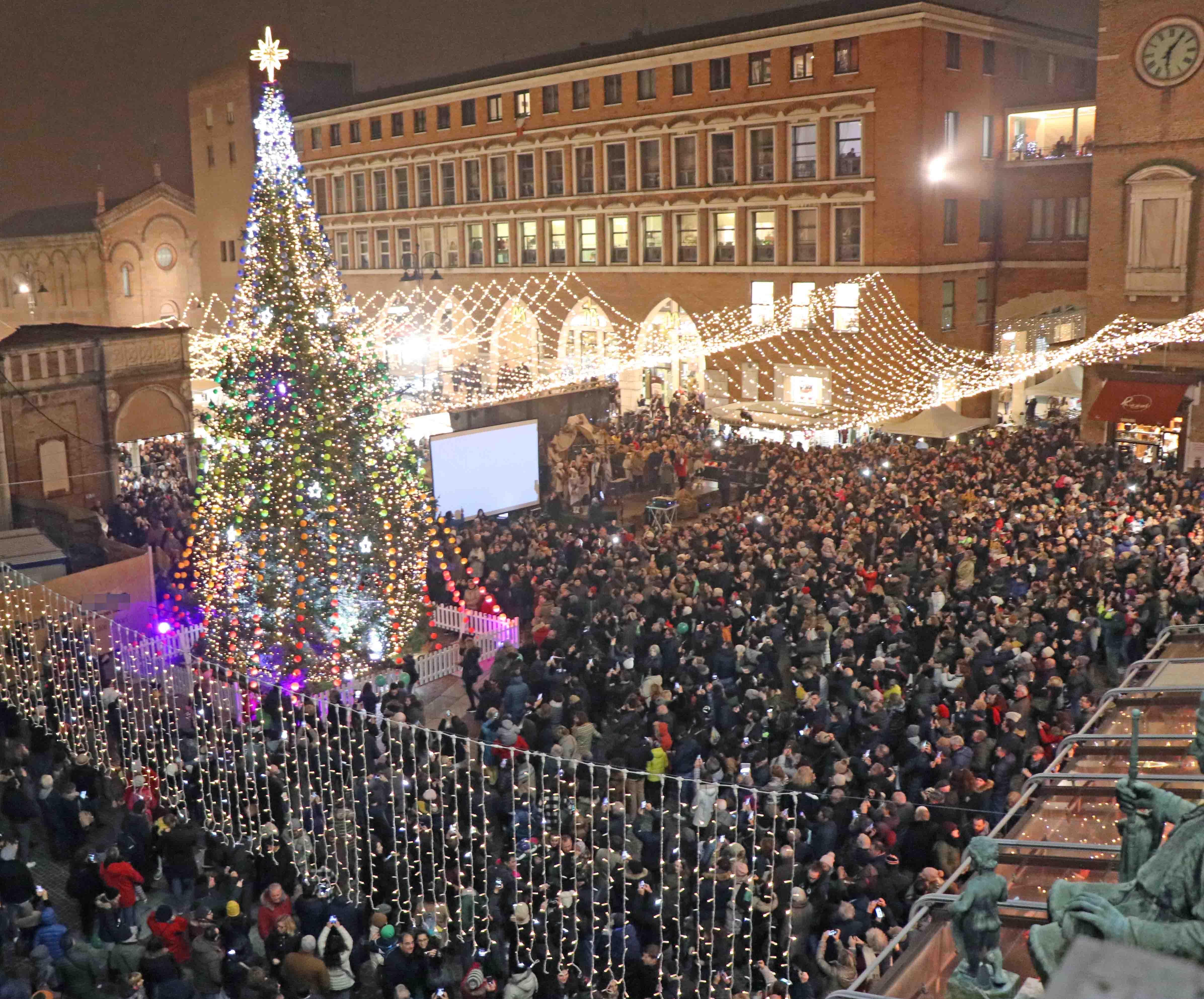 Si accende l'albero di Natale, festa in piazza