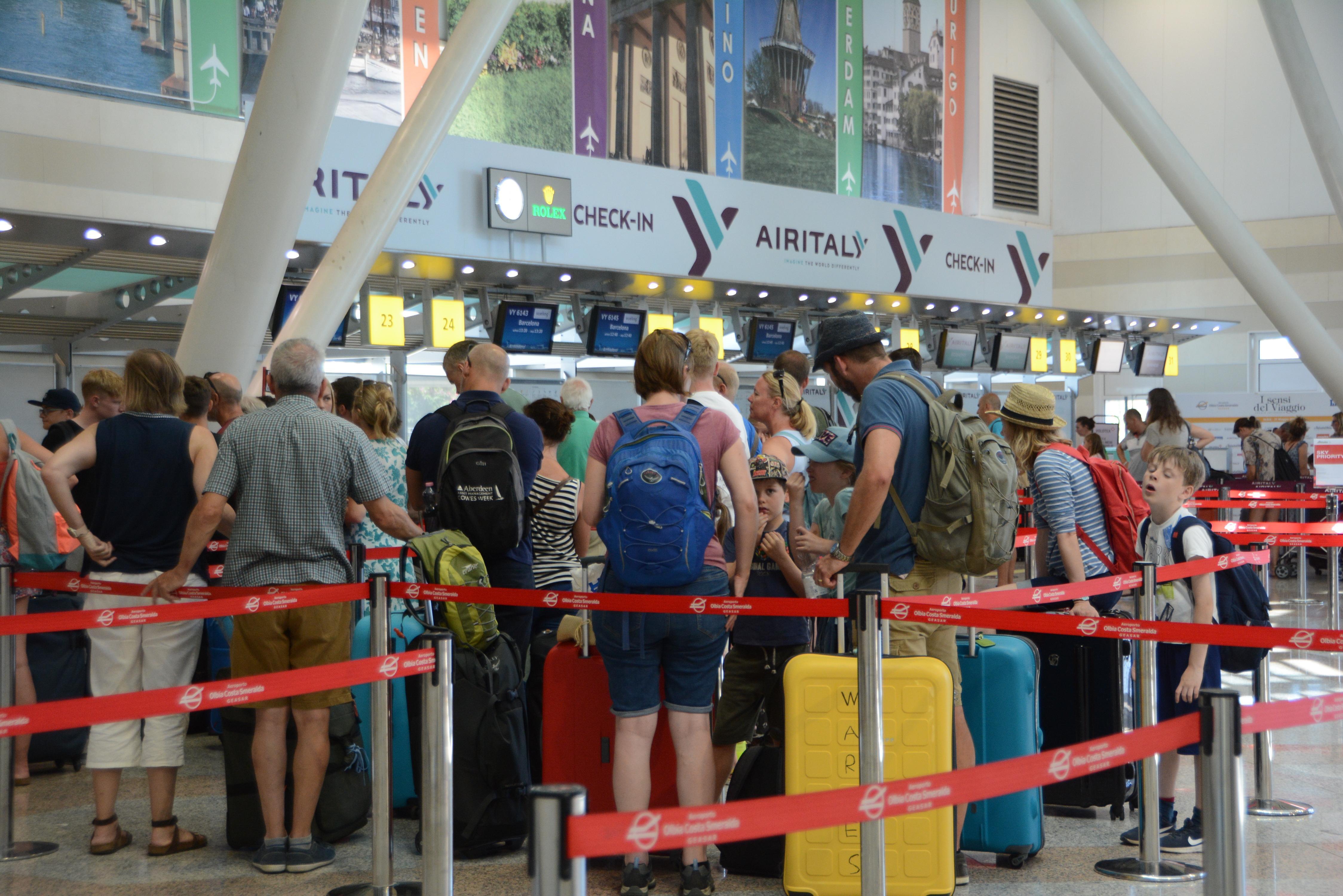 Passeggeri in fila al check in nell'aeroporto di Olbia