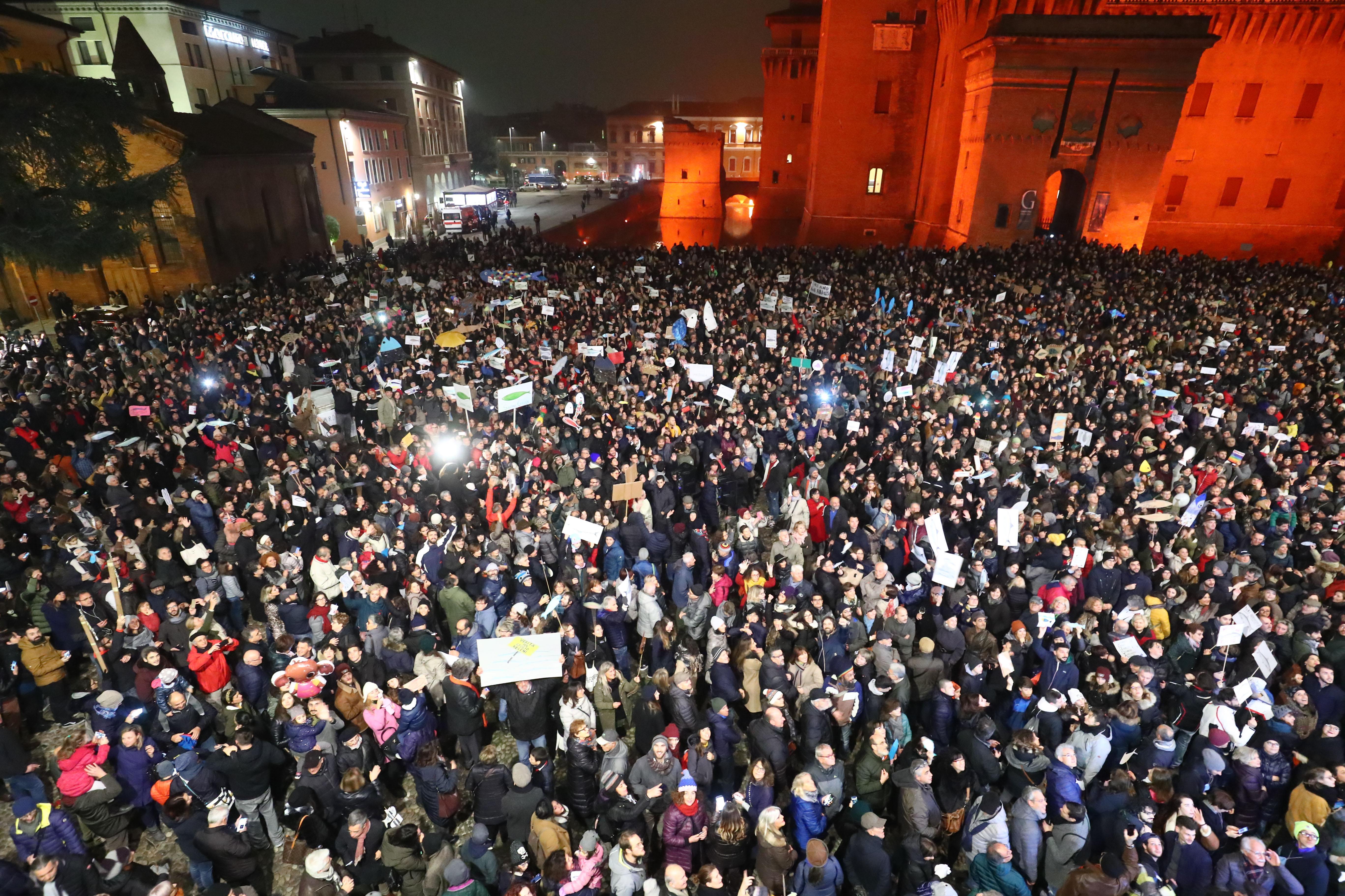 Le Sardine ferraresi riempiono piazza Castello 