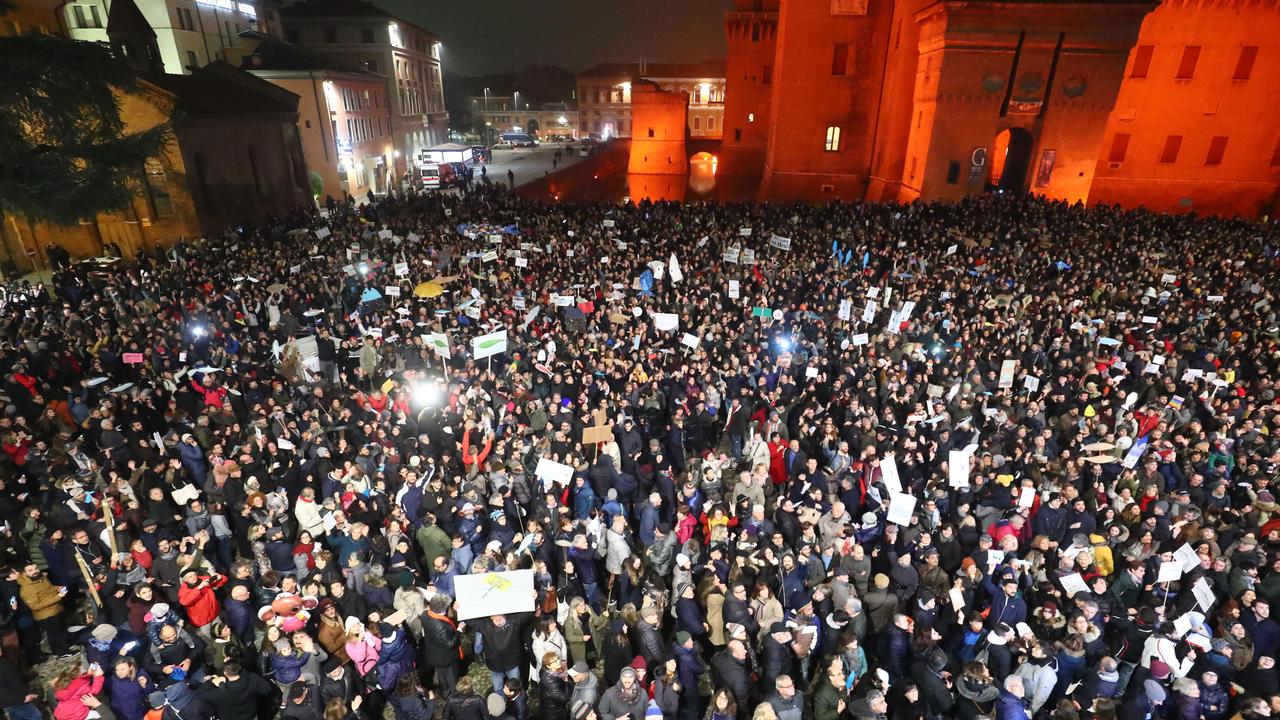 Le Sardine ferraresi riempiono piazza Castello