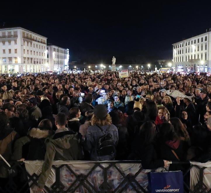 Sardine, Livorno va per conto proprio: mille in piazza della Repubblica