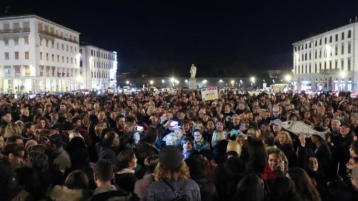 Sardine, Livorno va per conto proprio: mille in piazza della Repubblica