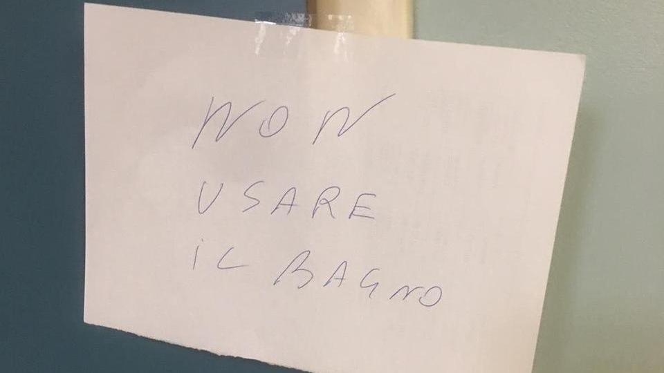 Modena, Selmi senza acqua, i bagni restano chiusi, studenti infuriati