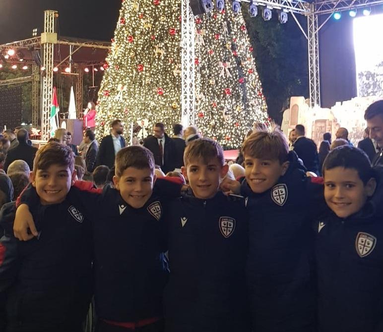 Un gruppo di piccoli calciatori del Cagliari a Betlemme