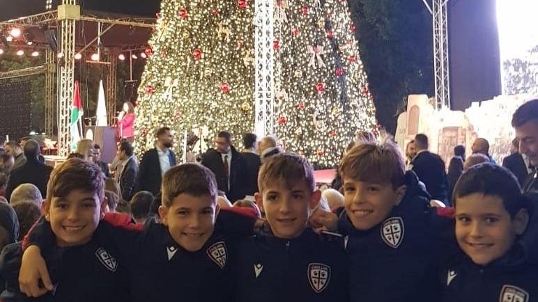 Un gruppo di piccoli calciatori del Cagliari a Betlemme