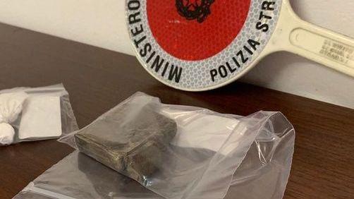 Arrestati in autostrada due giovani con mezz’etto di droga