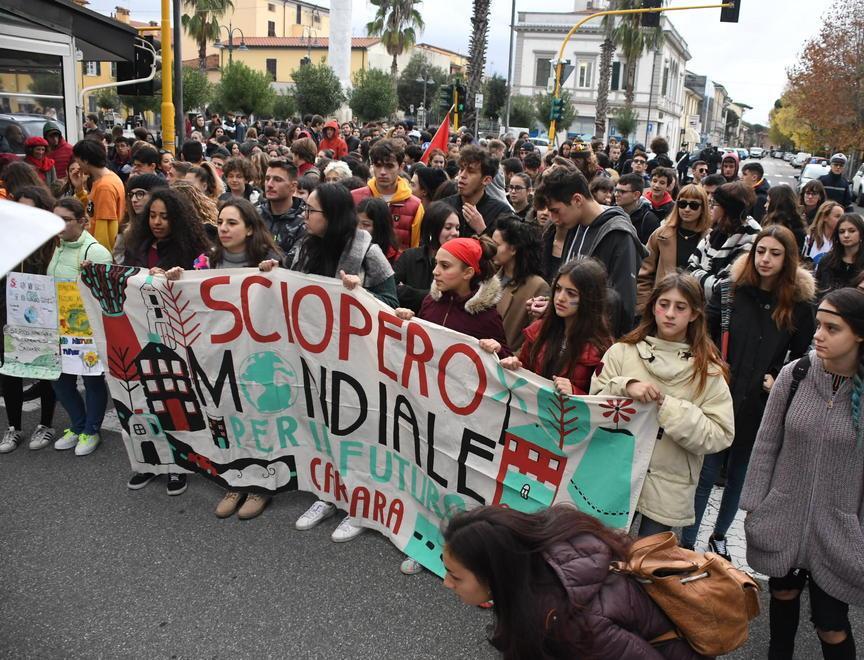 I 300 ragazzi del Friday in marcia a Marina Nasce l’alleanza per i pini 