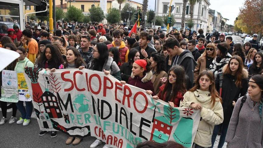 I 300 ragazzi del Friday in marcia a Marina Nasce l’alleanza per i pini