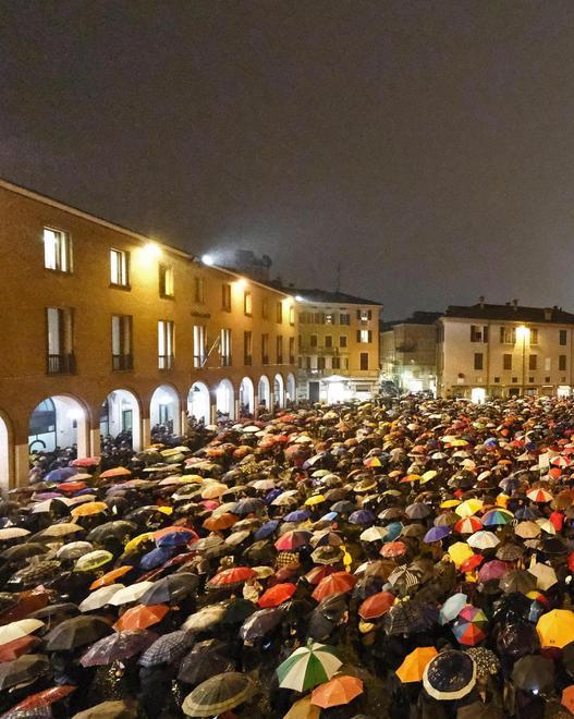 Le Sardine livornesi in Piazza della Repubblica «Siamo già in 4.000»