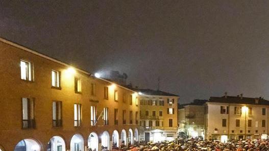 Le Sardine livornesi in Piazza della Repubblica «Siamo già in 4.000»