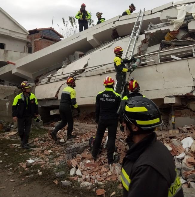 Quattro vigili del fuoco da Livorno in Albania per cercare i dispersi