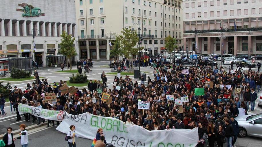 In piazza 400 studenti «Ci giochiamo il futuro»