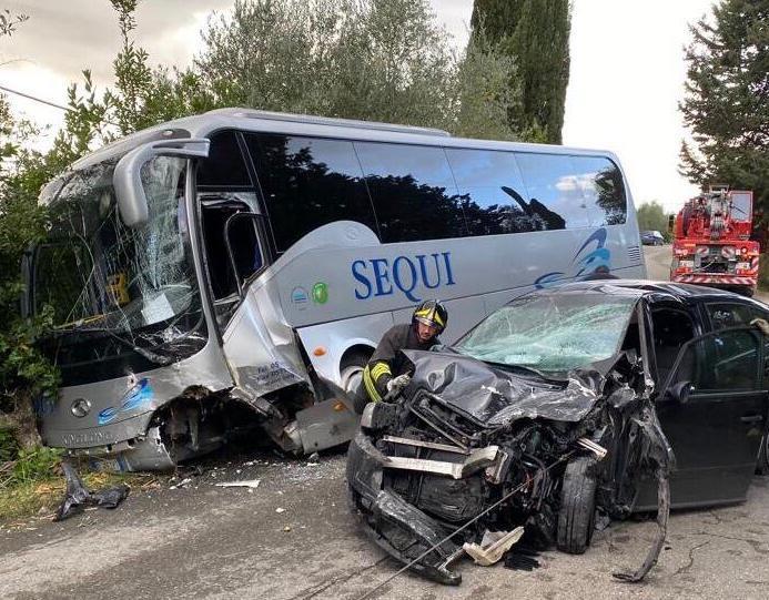 Schianto auto-pullman illesi dodici studenti 
