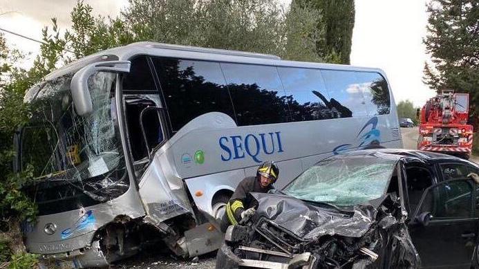 Schianto auto-pullman illesi dodici studenti