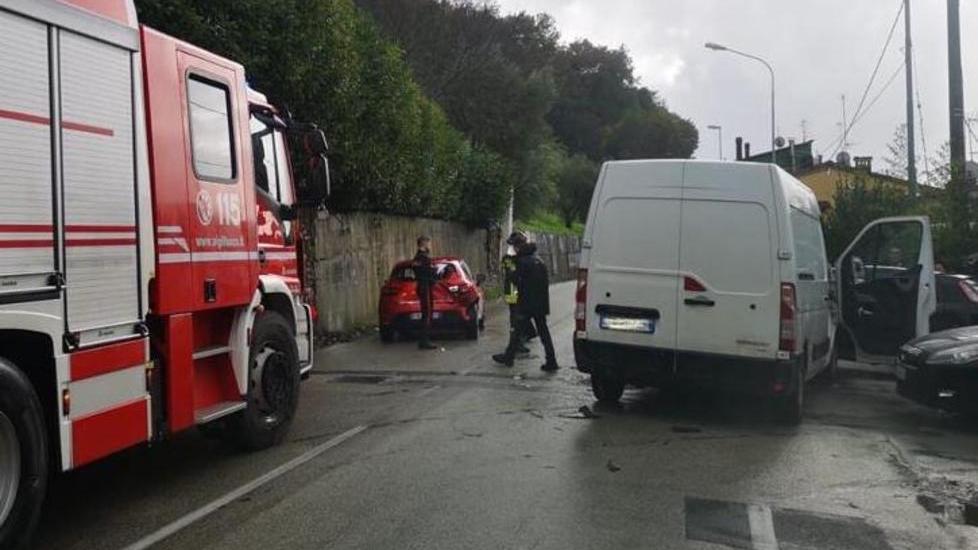 Incastrato nell’auto in seguito allo scontro
