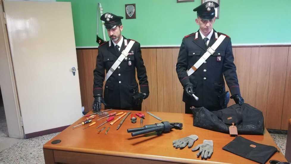 Ladri braccati nella notte Sequestrati auto e arnesi
