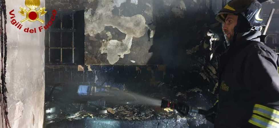 Incendio nel casolare, morti quattro gatti 