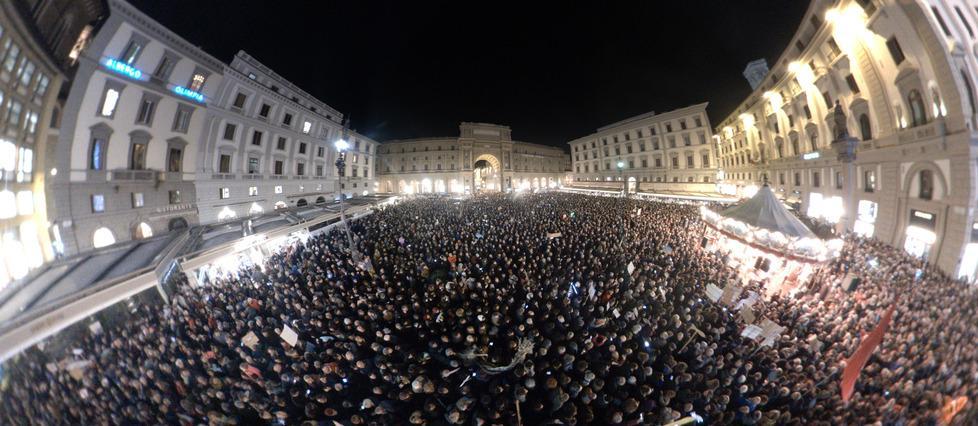 Un'immagine della manifestazione delle Sardine in piazza della Repubblica a Firenze (foto Massimo Sestini)