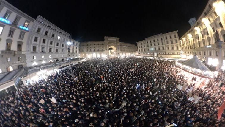 Un'immagine della manifestazione delle Sardine in piazza della Repubblica a Firenze (foto Massimo Sestini)
