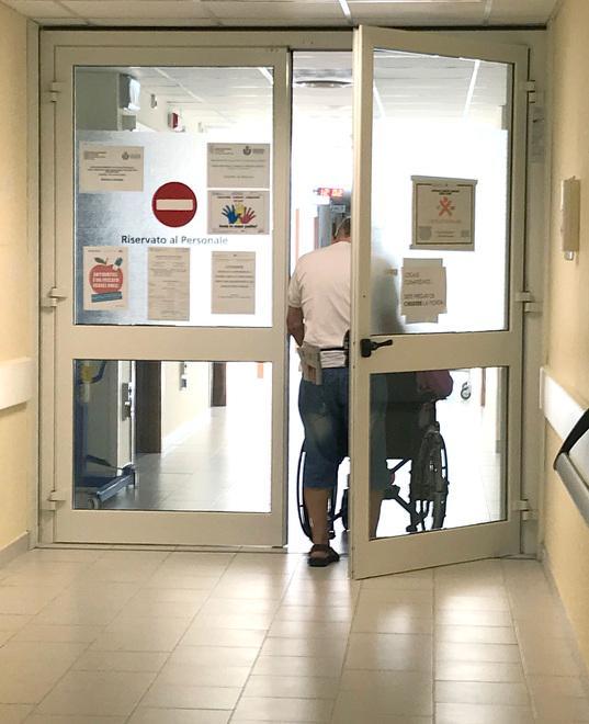 Ferrara, giovane morto al Sant’Anna: ambulatorio aperto più a lungo per la profilassi 