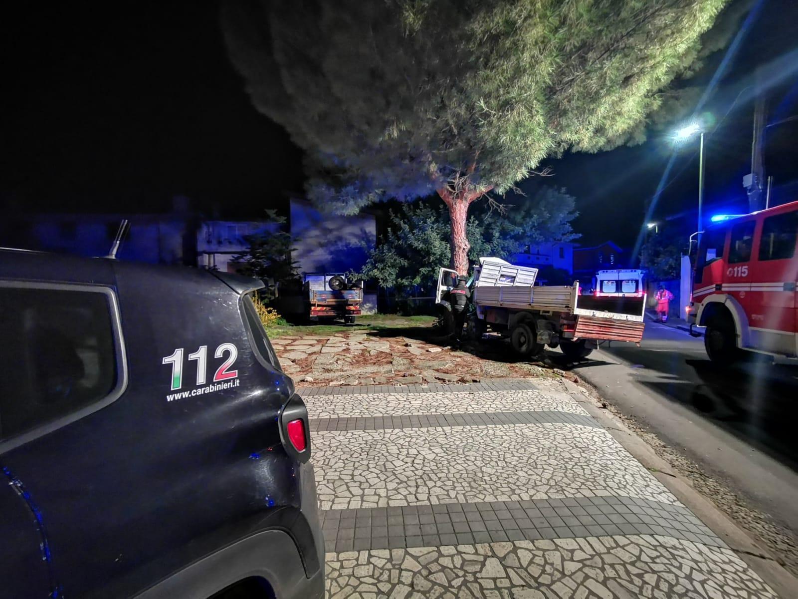 Villacidro, evade dai domiciliari: con il camion finisce su un albero