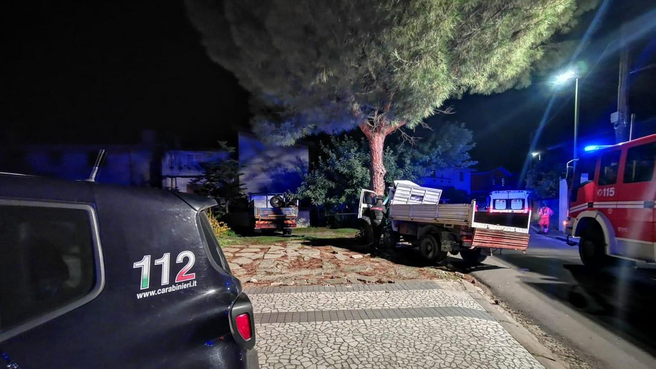 Villacidro, evade dai domiciliari: con il camion finisce su un albero