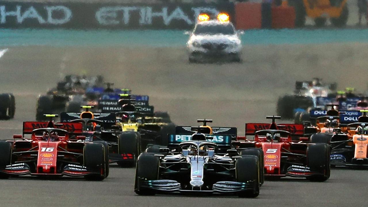 Formula 1, Hamilton vince anche l'ultima gara della stagione e strizza l'occhio alla Ferrari
