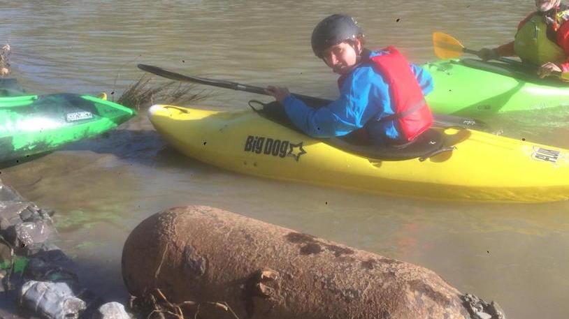 La bomba trovata sabato pomeriggio nell'Ombrone dai canoisti di Terramare