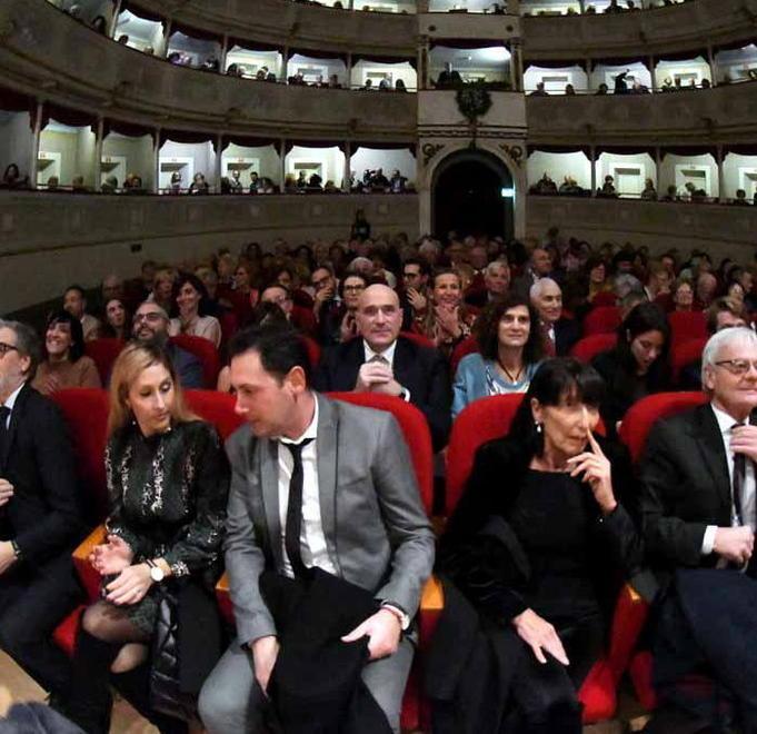Animosi, applausi e tanta emozione. La città di Carrara finalmente ritrova il suo teatro 