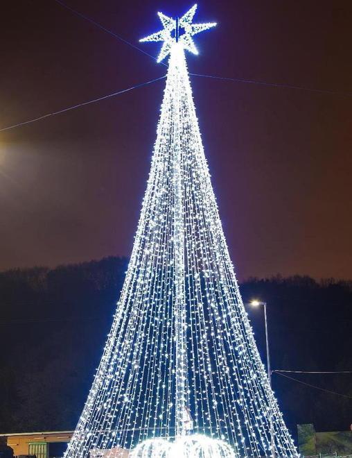 Un albero alto 15 metri In città il Natale è in 3D 