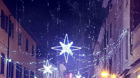 Ore 17, tutti in centro Si accendono le luminarie: canti, giochi e panettone