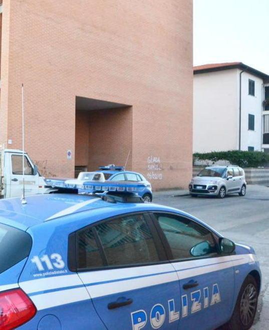 Tenta di rapinare una donna fuori dalla Pam: arrestato 