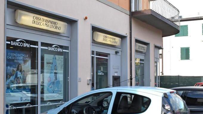 Fanno un buco nel muro e rapinano la banca