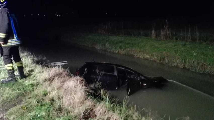 Con l’auto nel canale, illeso