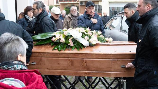 «Amava il suo lavoro» Veterinaria travolta Intenso ultimo saluto