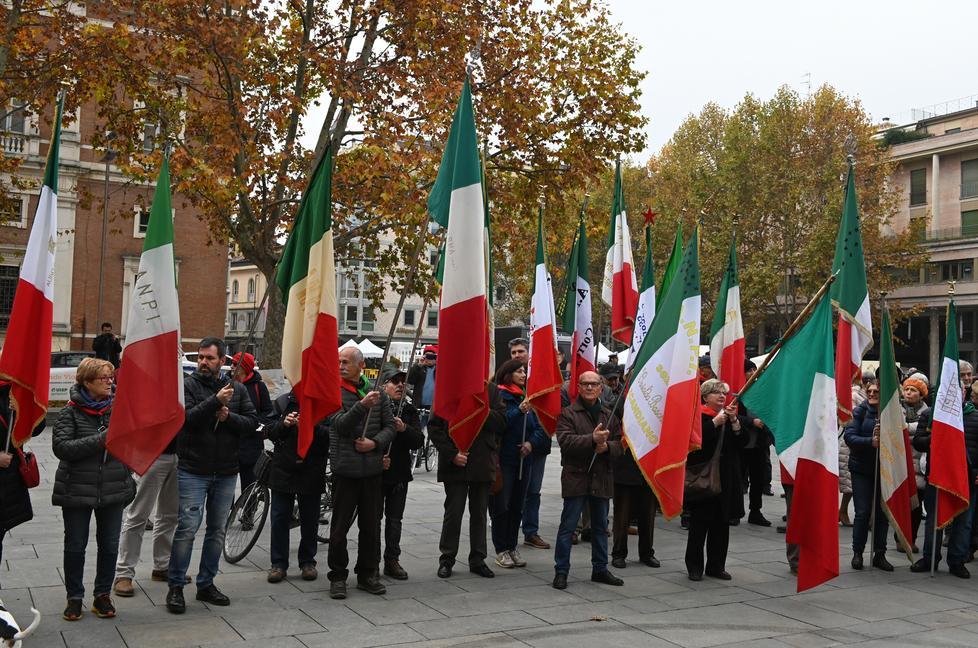 In centro sventolano i tricolori dell’Anpi