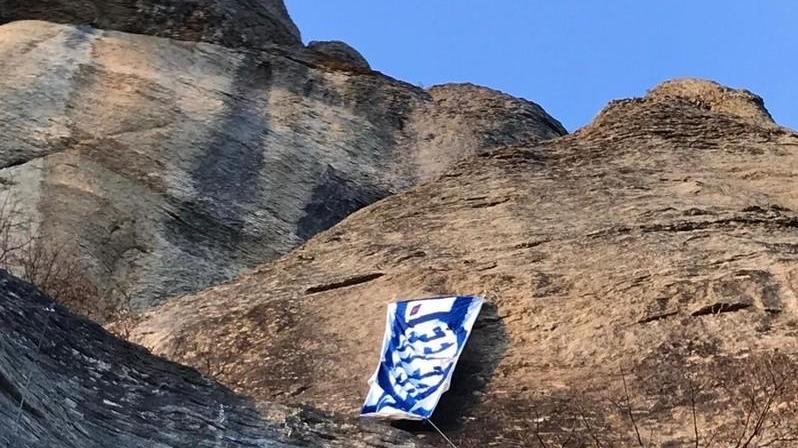 Le “Sardine” si arrampicano sulla Pietra