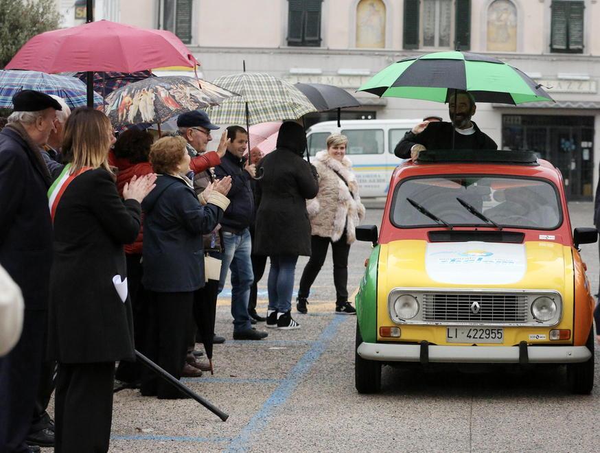 Bici, sorrisi e battute: Dondò conquista i santacrocesi - Foto