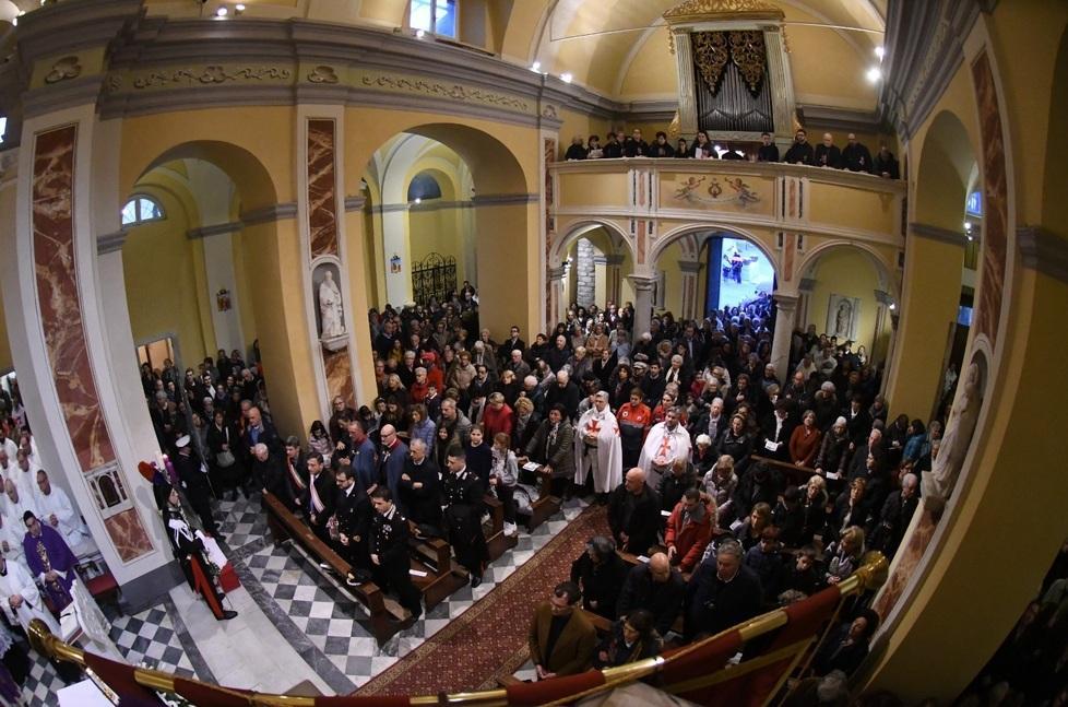 Il trittico Ringli e l’orgoglio di Avenza, in centinaia per salutare l’opera ritrovata 
