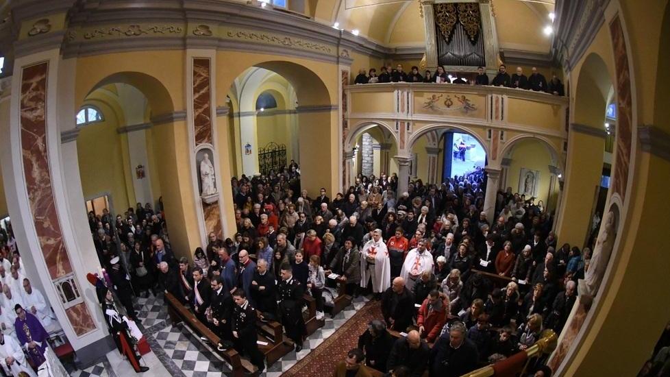 Il trittico Ringli e l’orgoglio di Avenza, in centinaia per salutare l’opera ritrovata