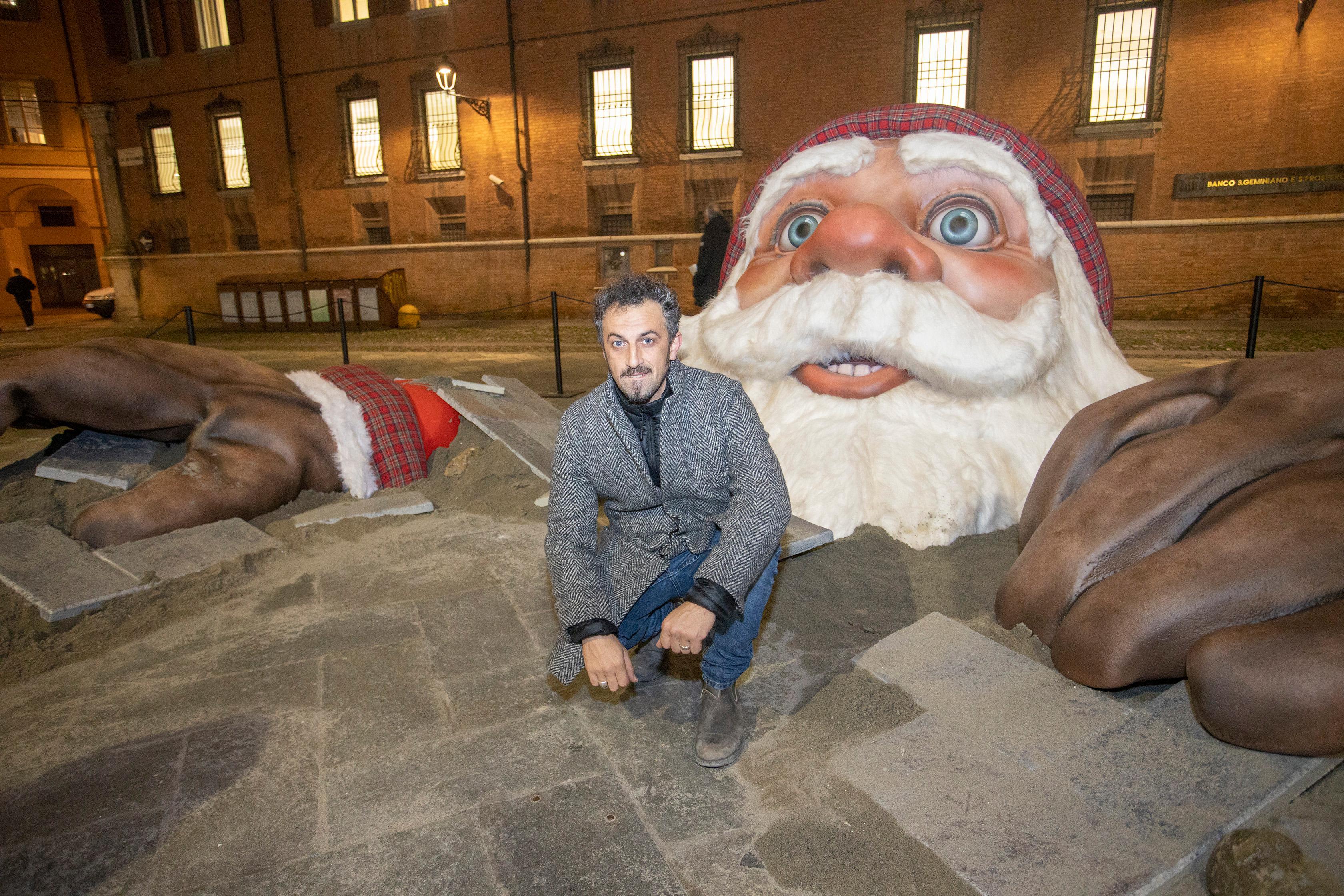 Modena. Lunati:«Il mio Babbo Natale che viene da sotto? Vuole solo stupire» 