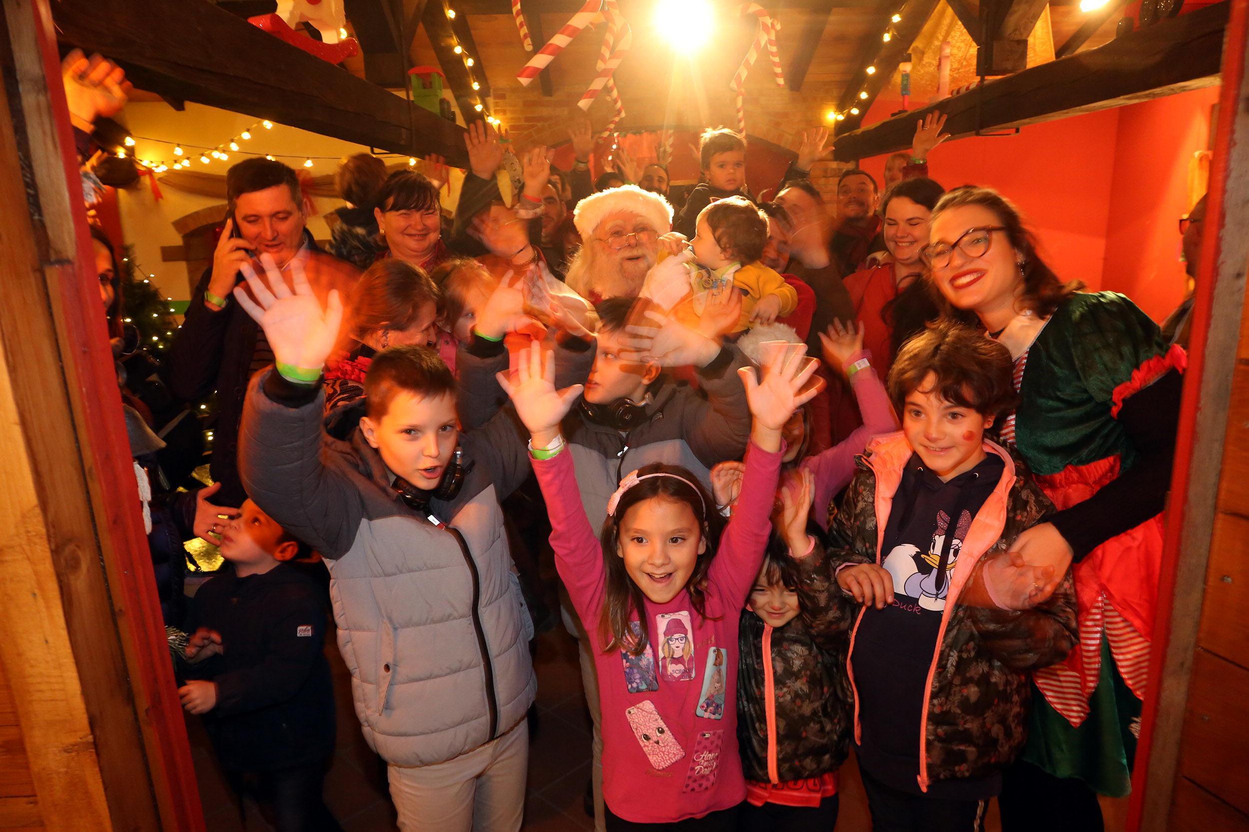 Alla Baita di Babbo Natale si sorride: felici i bambini (foto Nucci)