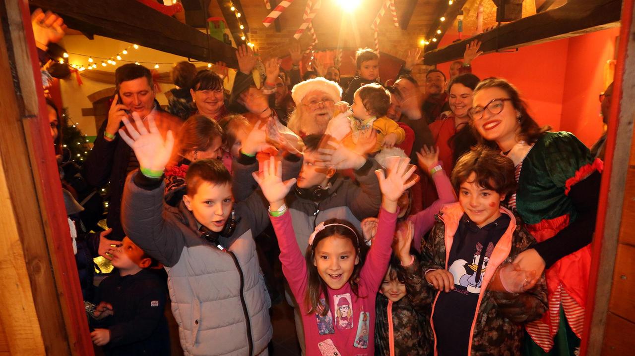 Alla Baita di Babbo Natale si sorride: felici i bambini (foto Nucci)