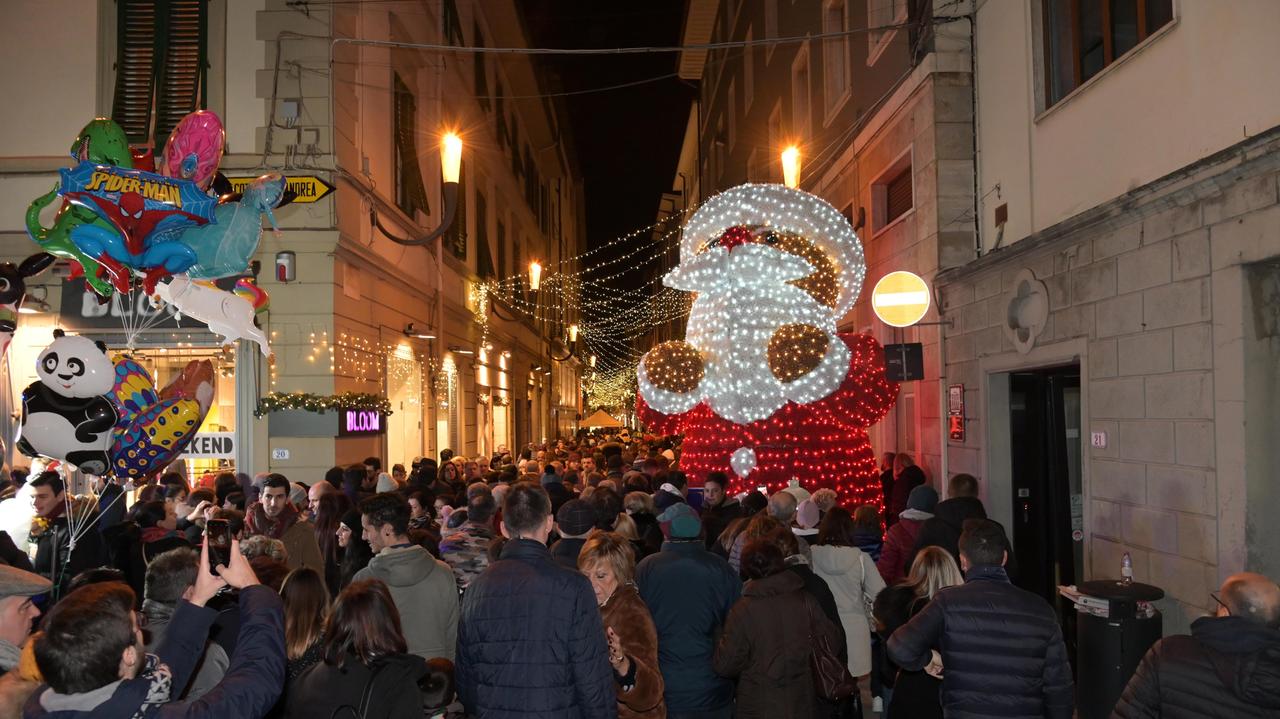 Empoli si accende e per le feste di Natale arrivano i turisti (foto Sestini)