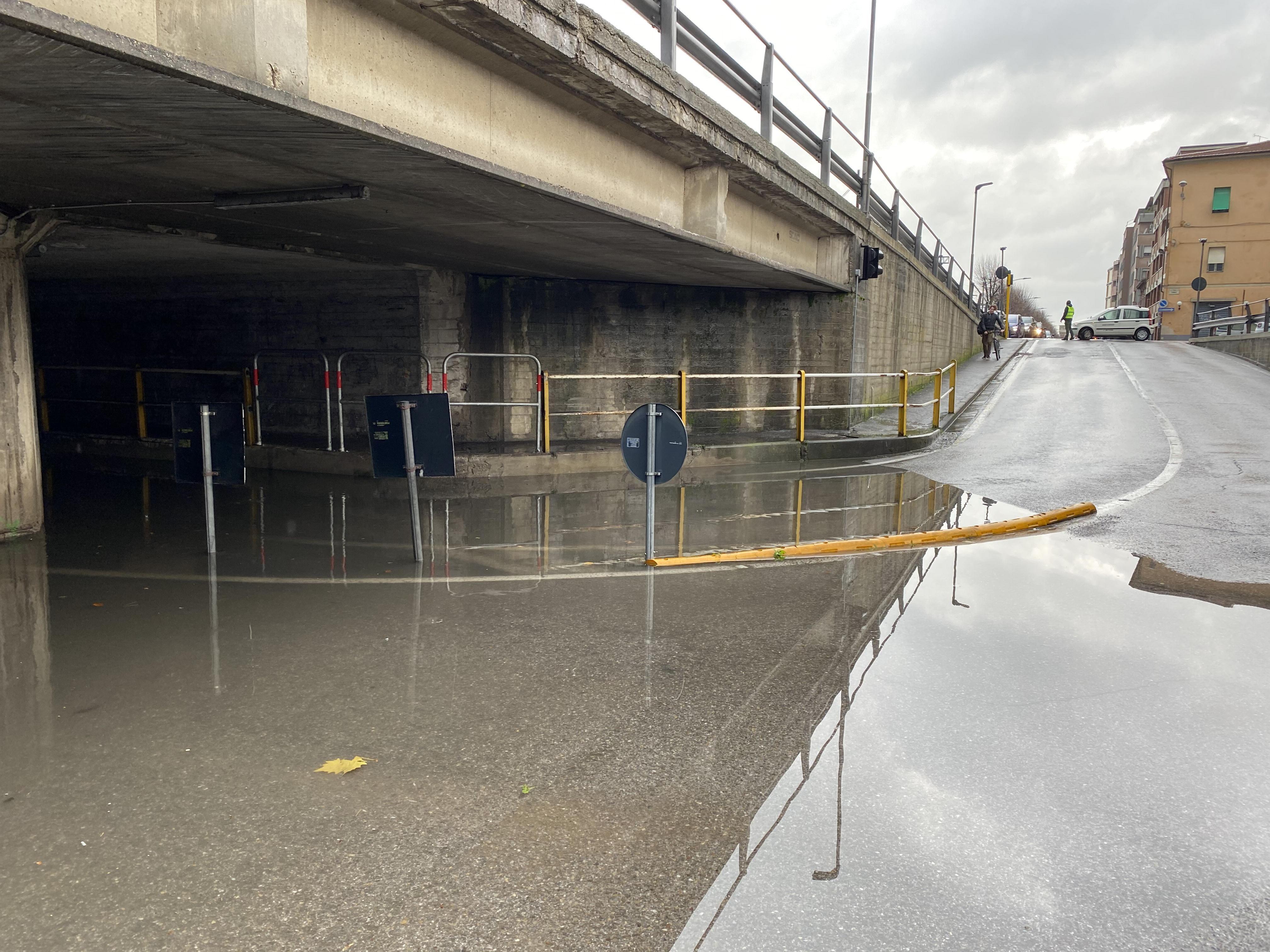Allagamento al sottopasso di via Roma a Pontedera