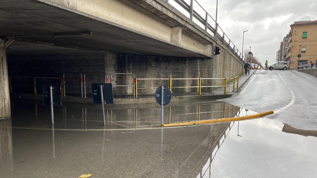 Allagamento al sottopasso di via Roma a Pontedera