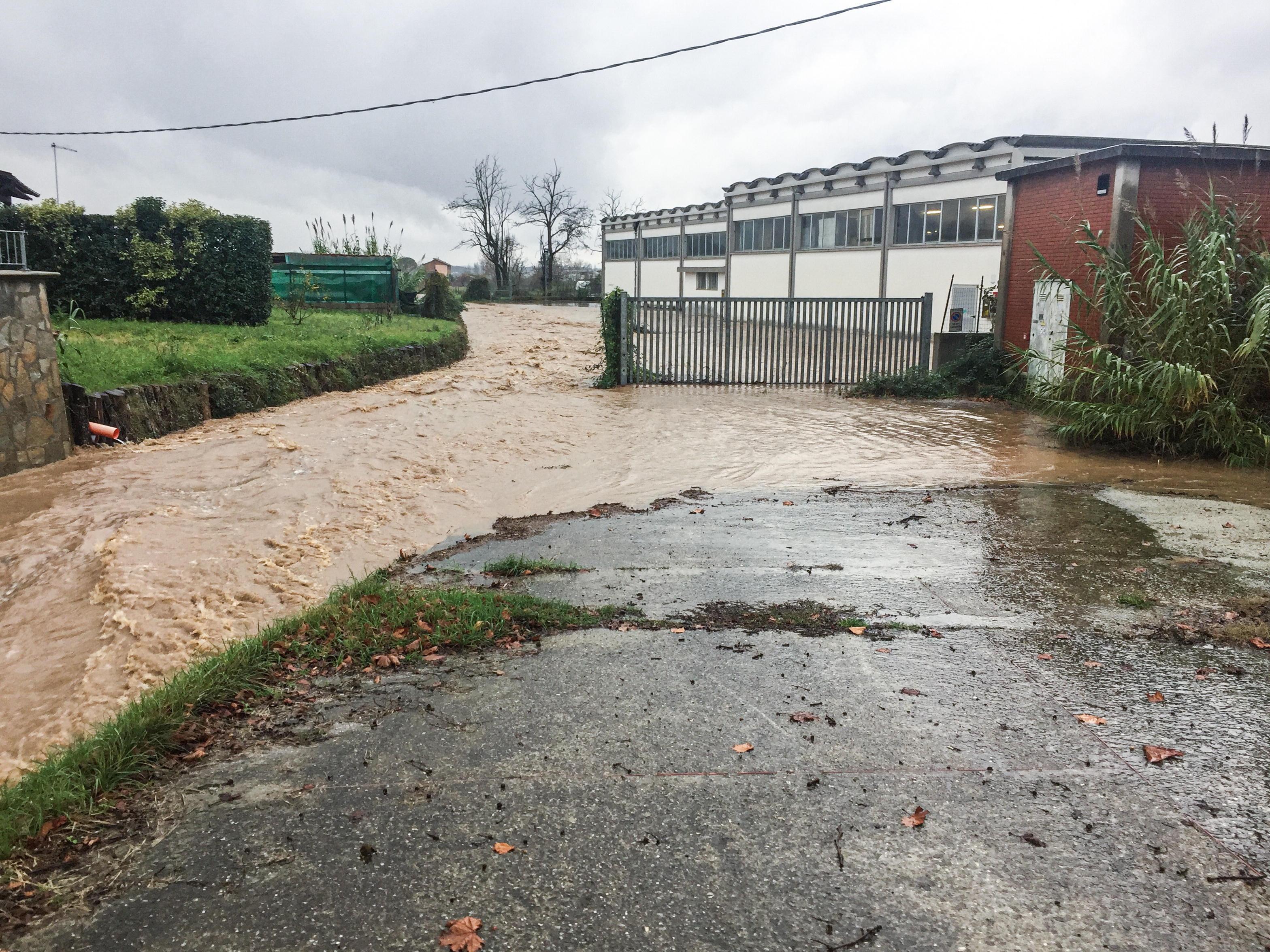 Un'immagine degli allagamenti in via Matteotti a Larciano (Foto Nucci)