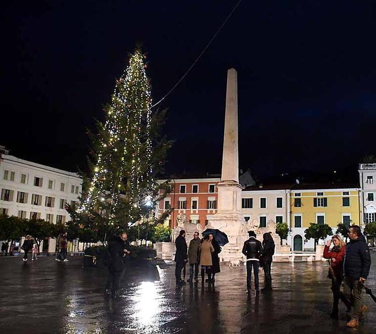 Si accendono le luci: a Massa  è Natale